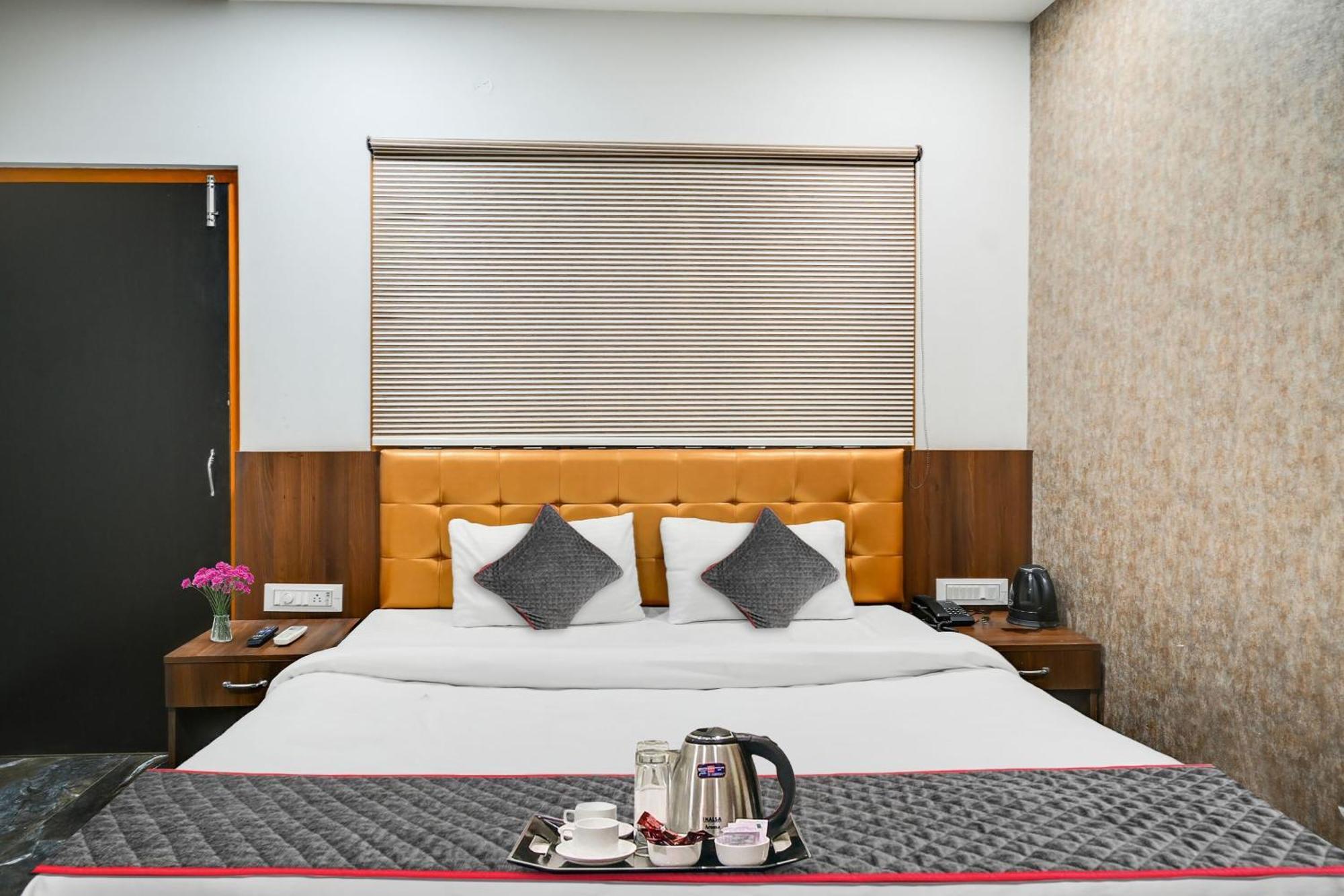 Townhouse Oak Hotel Ar Ganges Premium Varanasi Exterior photo